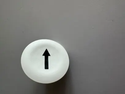 Hmatník se symbolem lícující - bílý