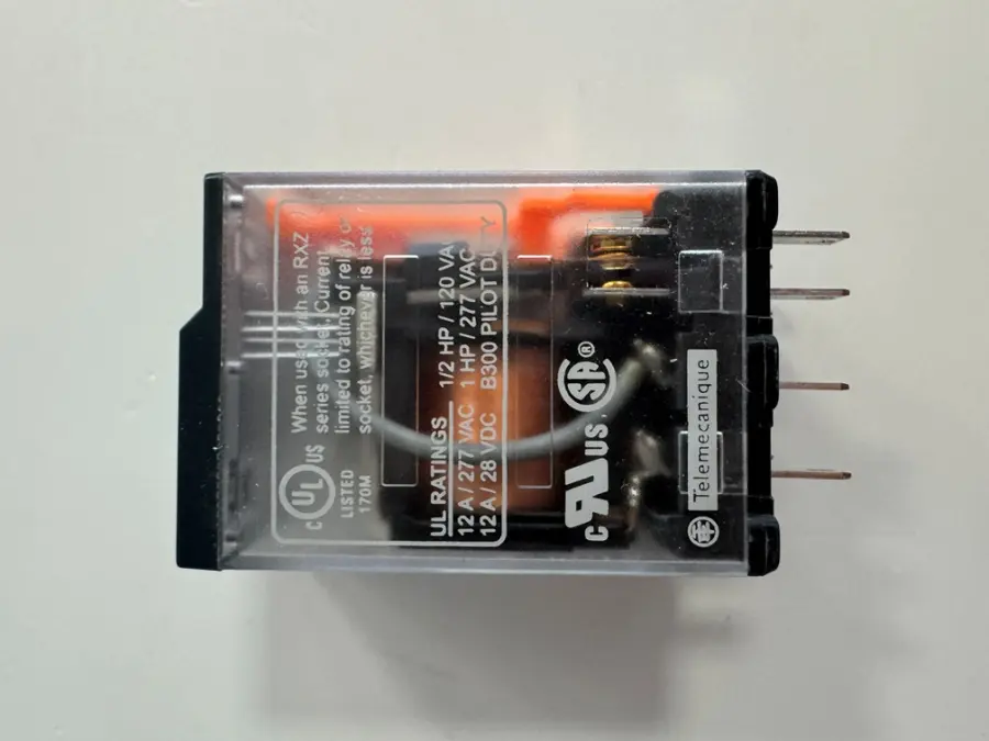 Miniaturní 2P, 12 A, 230 V AC bez LED